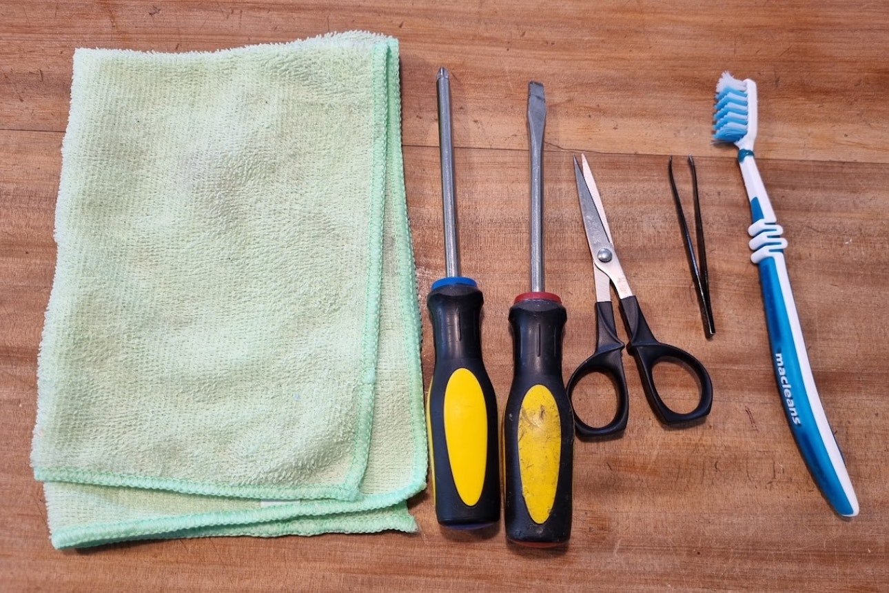 Welche Materialien werden zum Reinigen der Saugrobotersensoren ben&ouml;tigt?