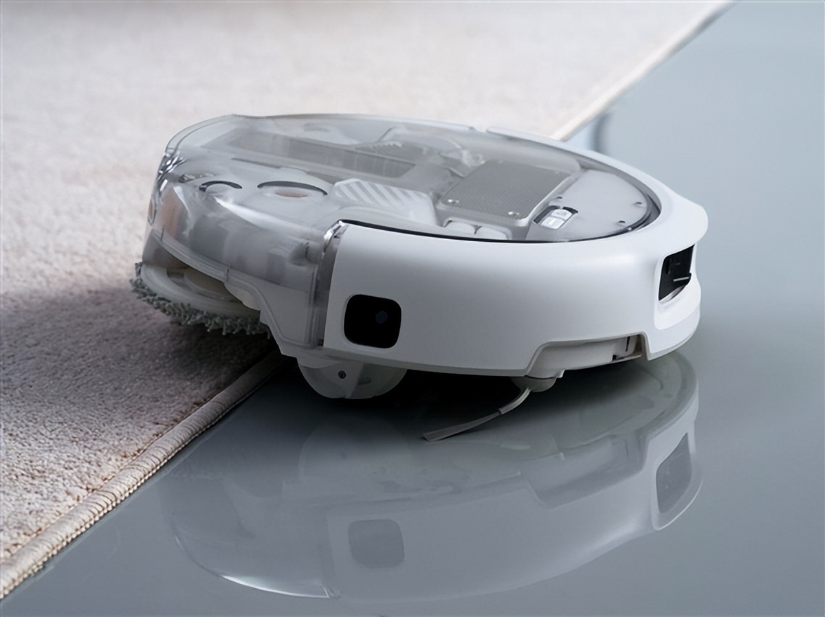 DJI ROMO 2 Kehr- und Wischroboter &middot; Der Roboter befindet sich an der Schnittstelle zwischen Teppich und glattem Boden.jpeg